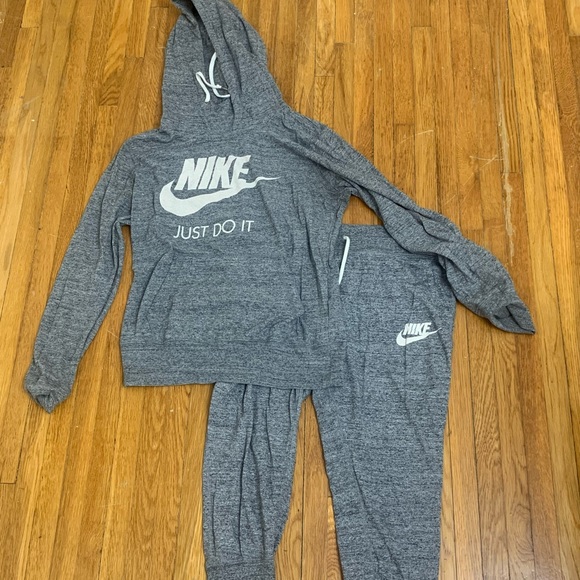 Gray Nike cropped sweat suit